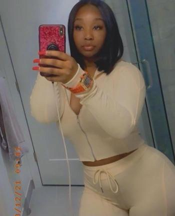 Melly, 24  female escort, Columbus